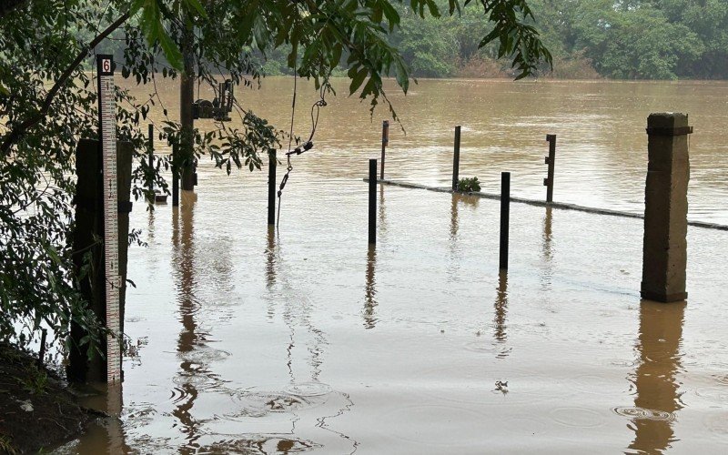 Rio dos Sinos avança e invade trecho da Rua da Praia, em São Leopoldo | abc+