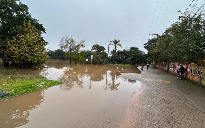 Rio dos Sinos avança e invade trecho da Rua da Praia, em São Leopoldo | abc+