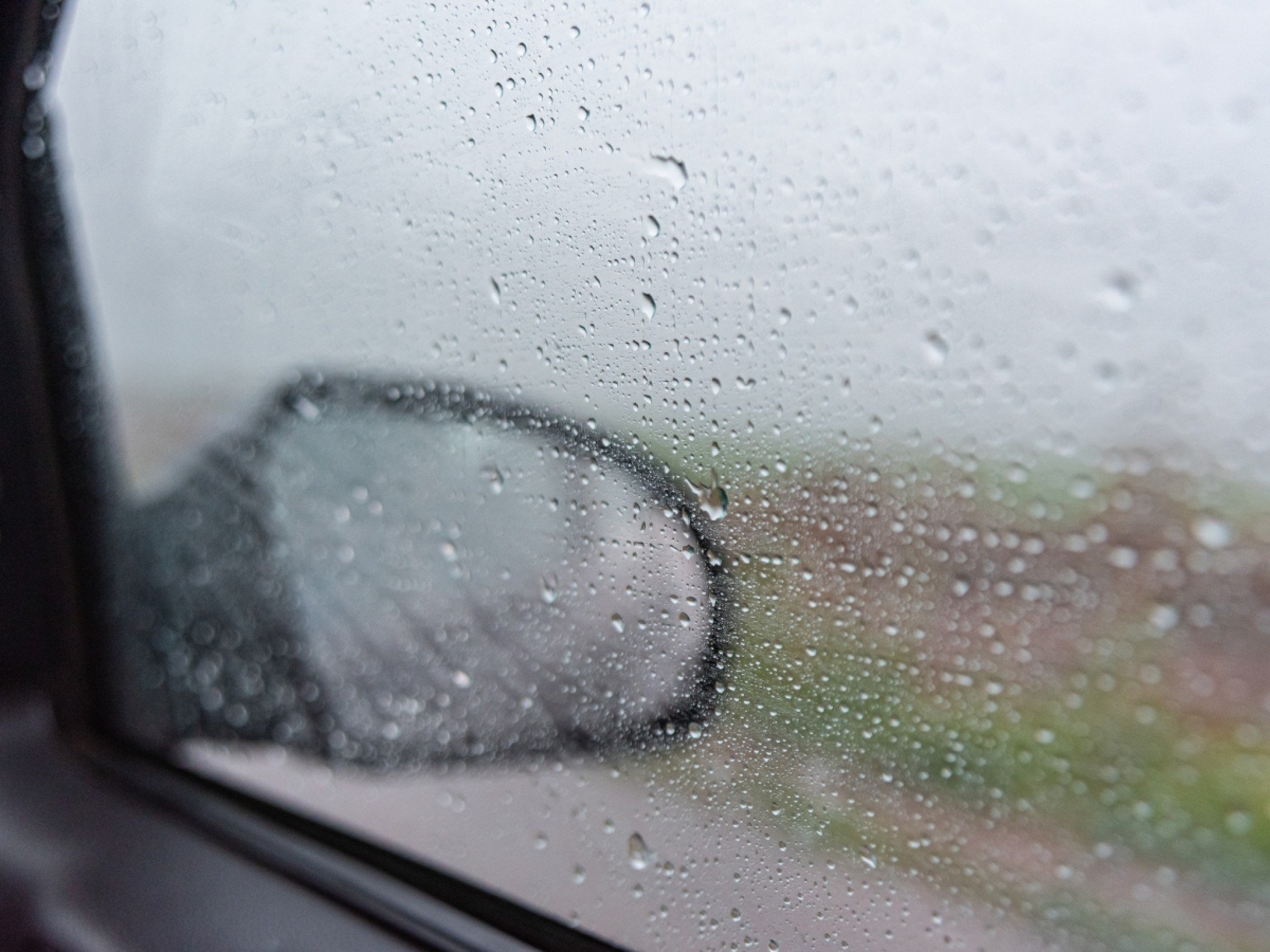Este truque para desembaçar o vidro do carro sem usar o ar-condicionado parece mágica e a solução está na sua casa