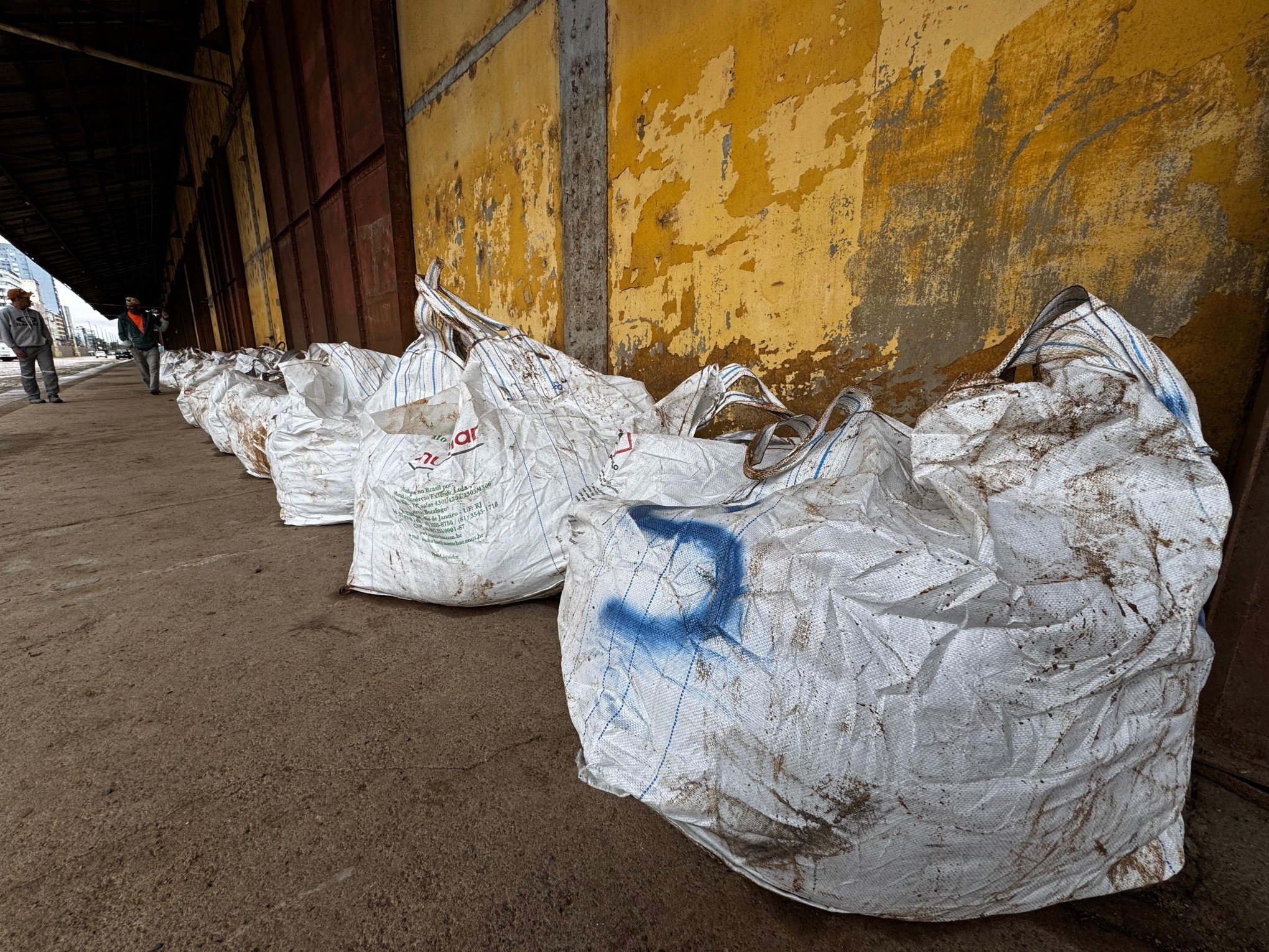 CHUVA NO RS: 200 sacos de argila são armazenados no Cais Mauá para o risco de elevação do Guaíba