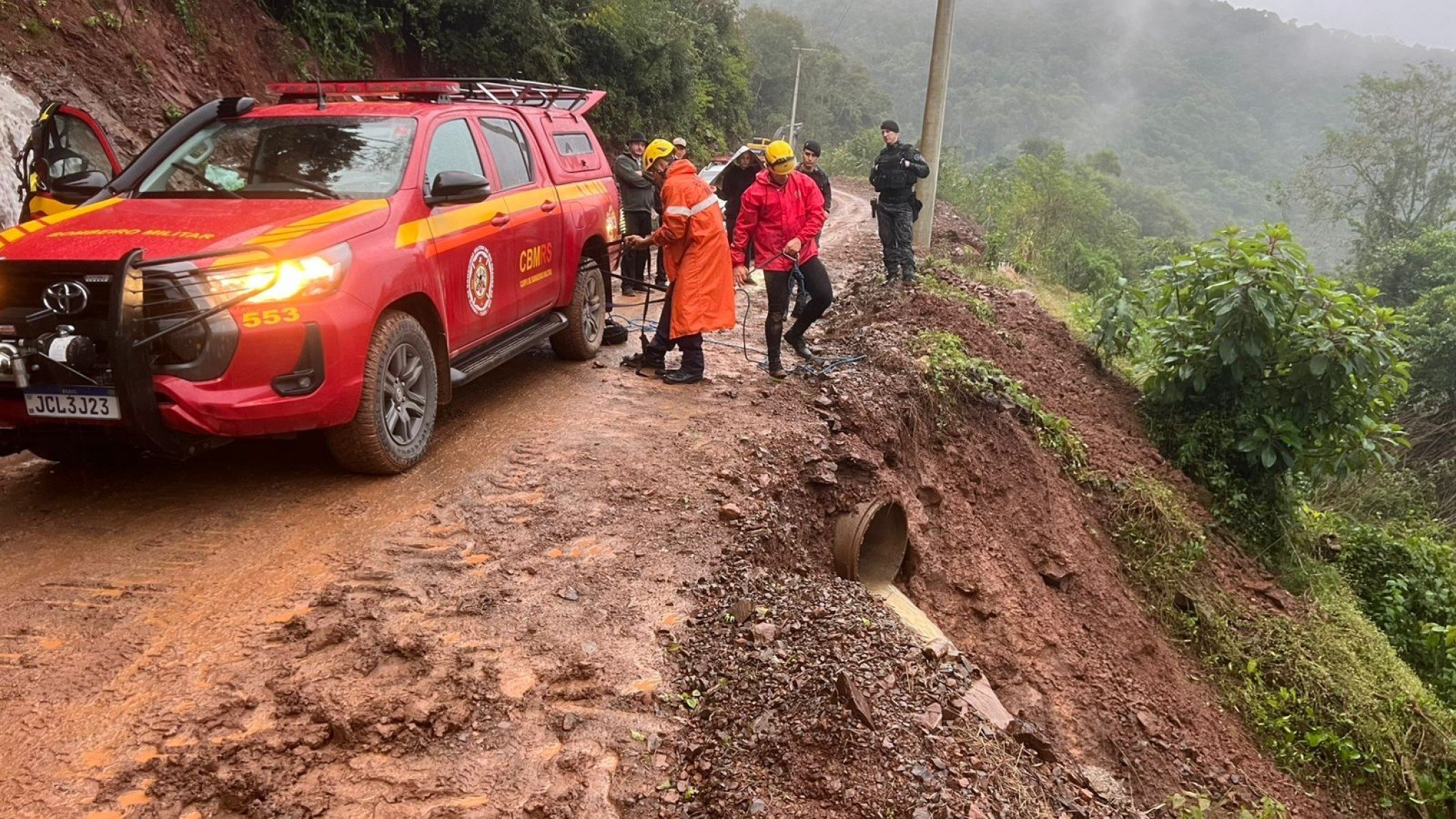 Carro cai de ribanceira e motorista é encontrado morto dentro de córrego no RS