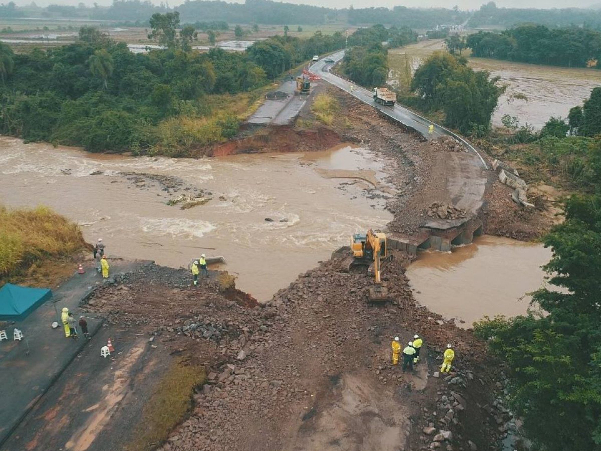 CHUVA NO RS: RSC-287 tem pista liberada em pare e siga após força da correnteza destruir asfalto