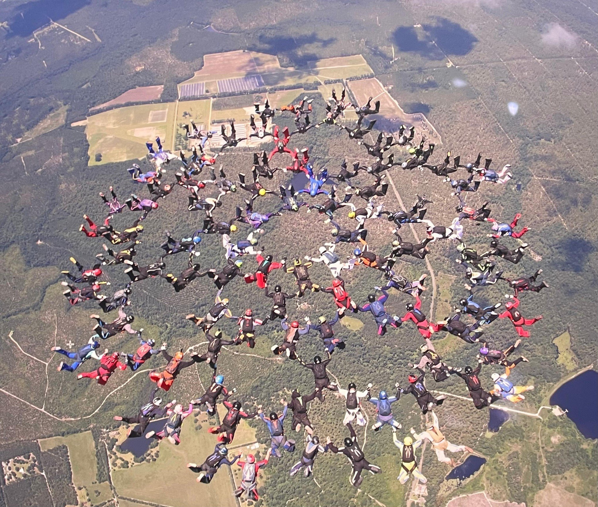 VÍDEO: Atleta de Novo Hamburgo bate recorde sul-americano em salto com grupo de 104 paraquedistas