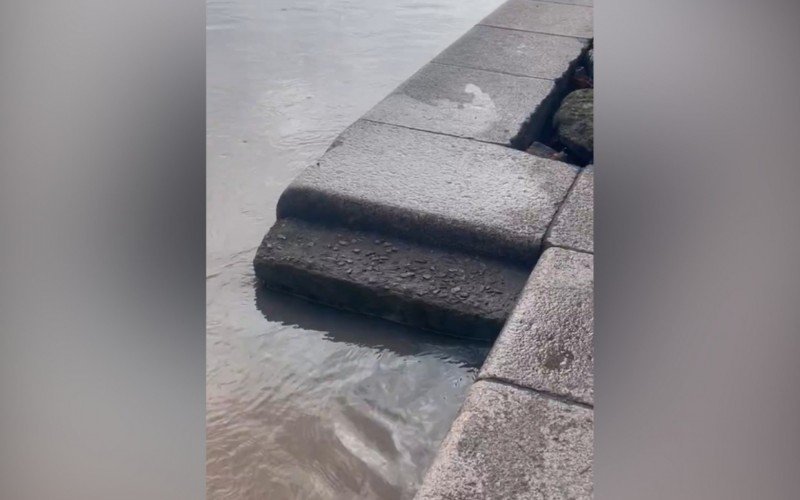 Nível do Guaíba está alcançando o piso do Cais, em Porto Alegre | abc+