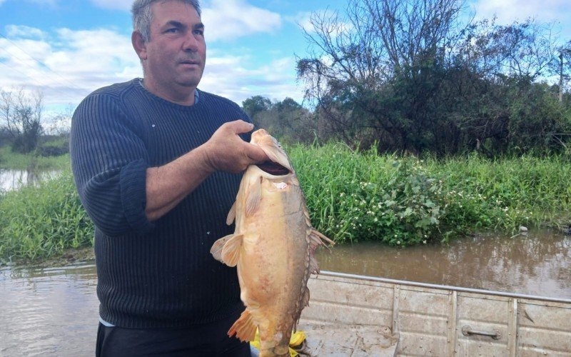 O pescador Leandro Luís da Silva, 49 anos, garantiu o pescado, com carpa pesando cinco quilos, na manhã deste sábado (21)