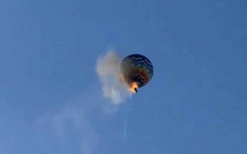 Balão pega fogo no ar e cai com 22 pessoas em Santa Catarina