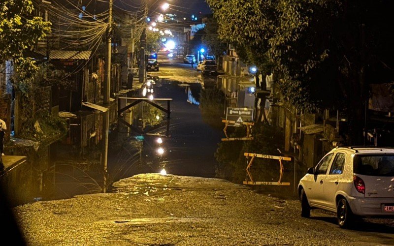 Trecho da Rua Bruno Werner Storck, no bairro Canudos, tem alagamento | abc+