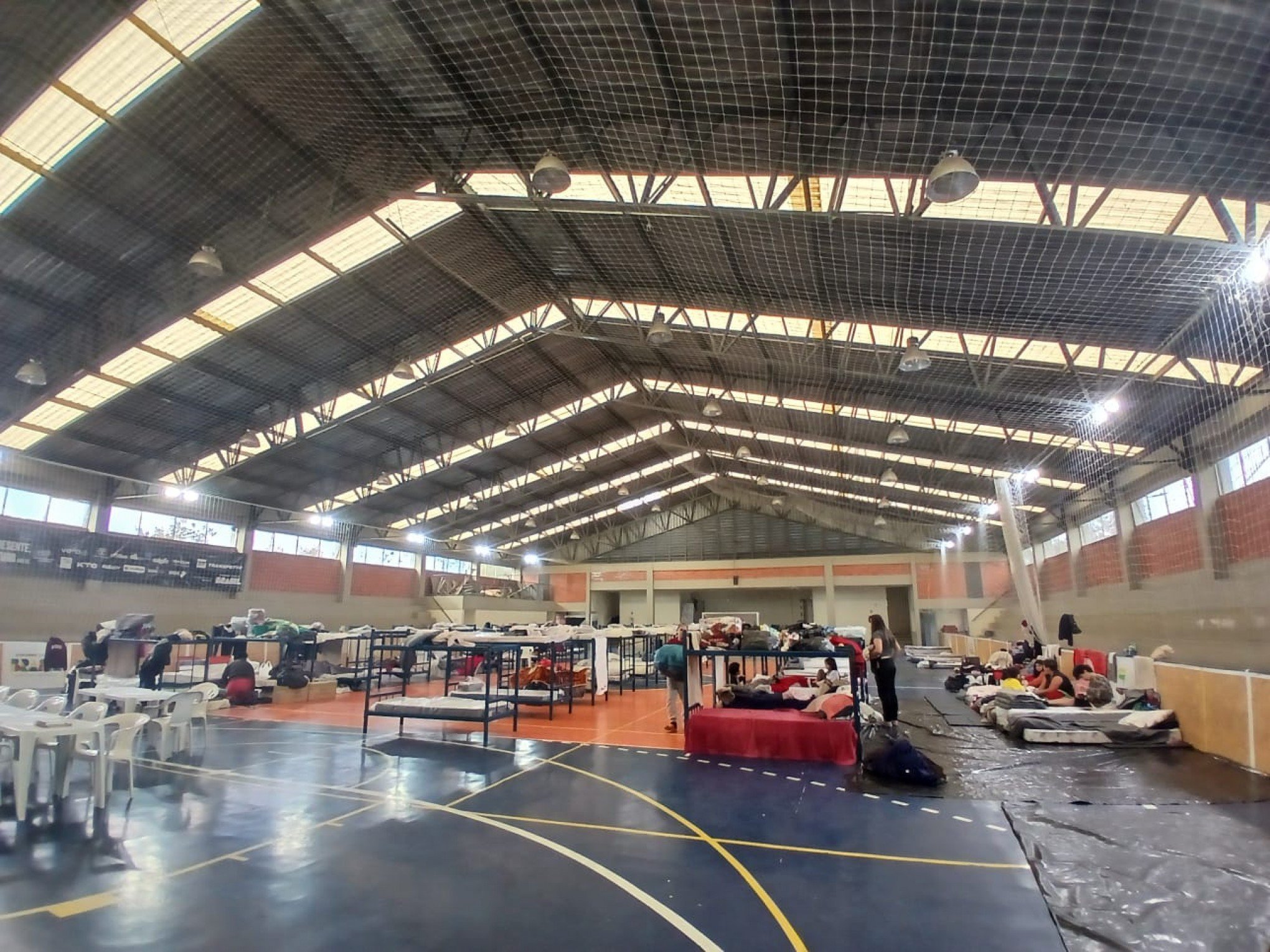 Restam 30 pessoas dependendo de abrigo, no Ginásio de Esportes São Luís, em Canoas