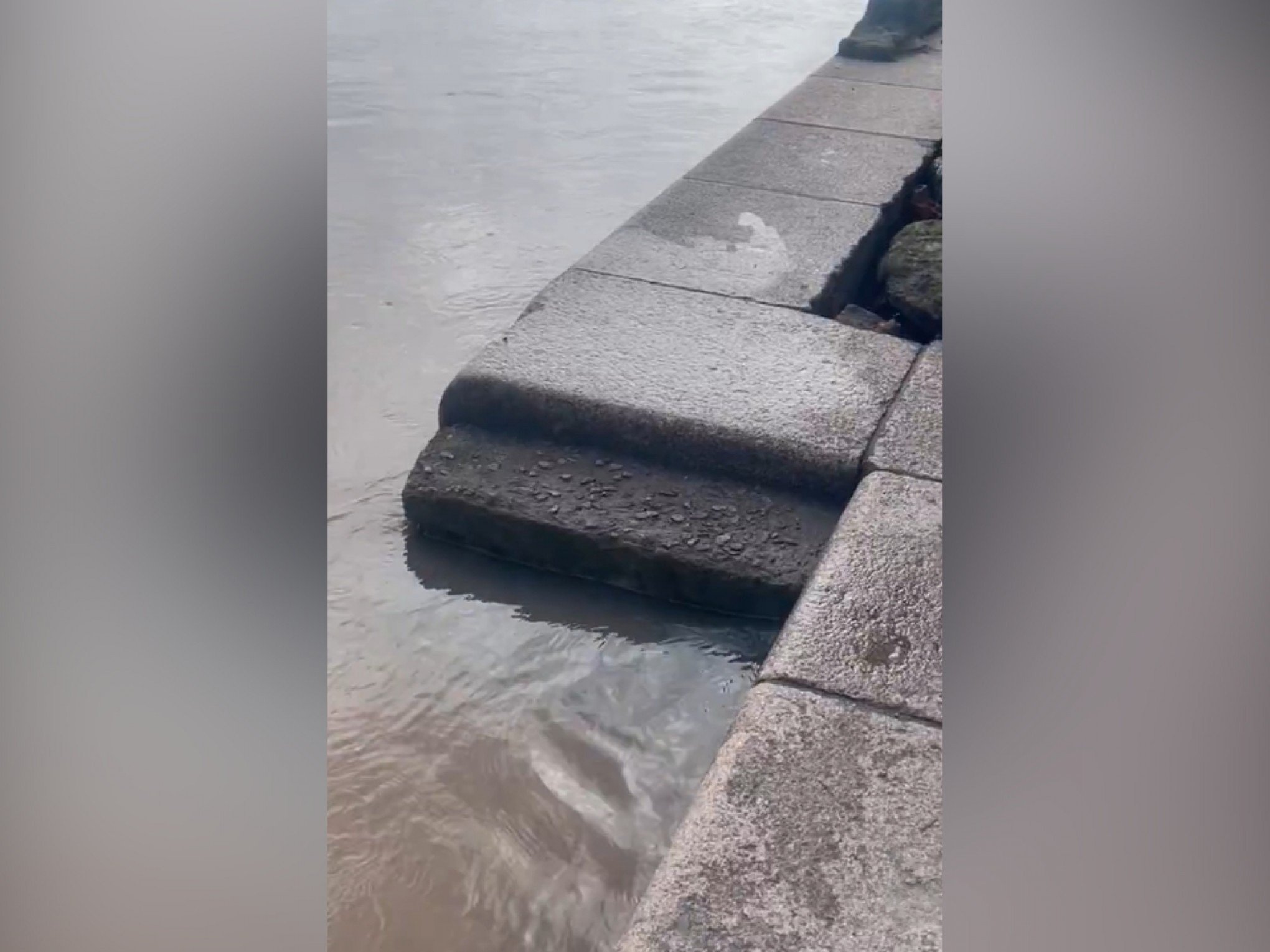 CHUVA NO RS: Guaíba atinge cota de alerta no Cais Mauá; confira os níveis na tarde deste sábado (21)