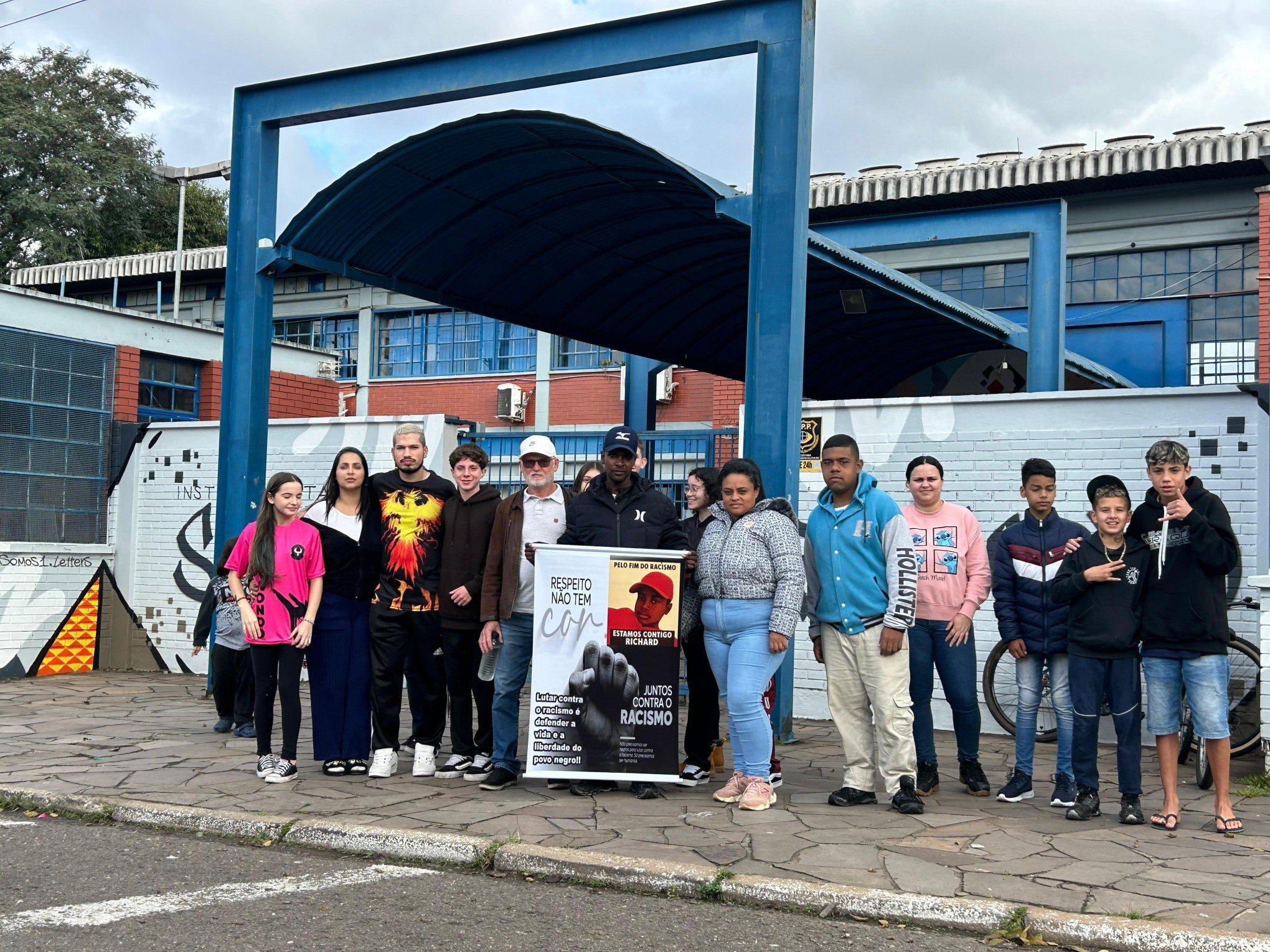 Protesto antirracista cobra medidas de escola após caso de injúria racial em Novo Hamburgo