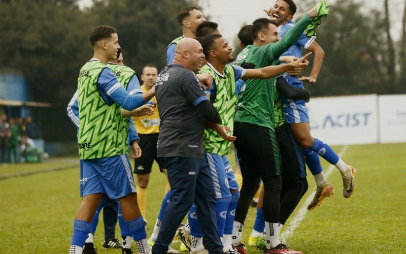 Jogadores comemoraram a terceira vitória seguida do Índio