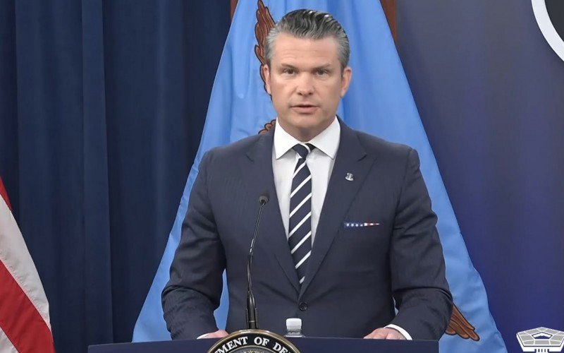 Secretário de Defesa dos Estados Unidos, Pete Hegseth, em pronunciamento neste domingo | abc+