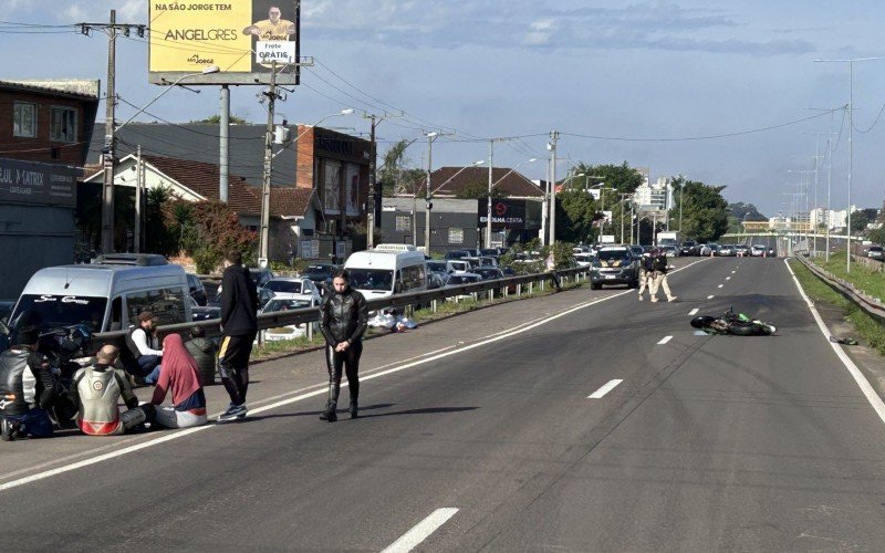 Segundo a Polícia, motociclista foi arrastada por mais de 100 metros na manhã de ontem