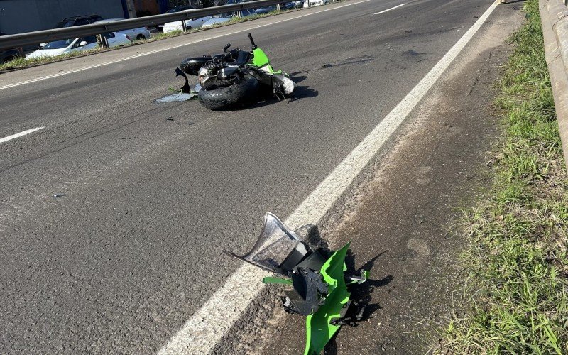 Motociclista colidiu na traseira de um Celta na manhã deste domingo (22)