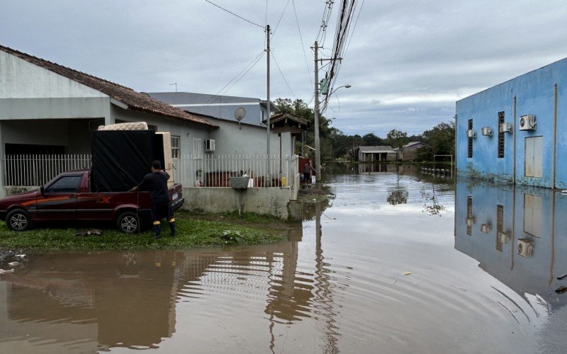 Ruas do Loteamento Integração, na Lomba Grande, seguem tomadas pela água