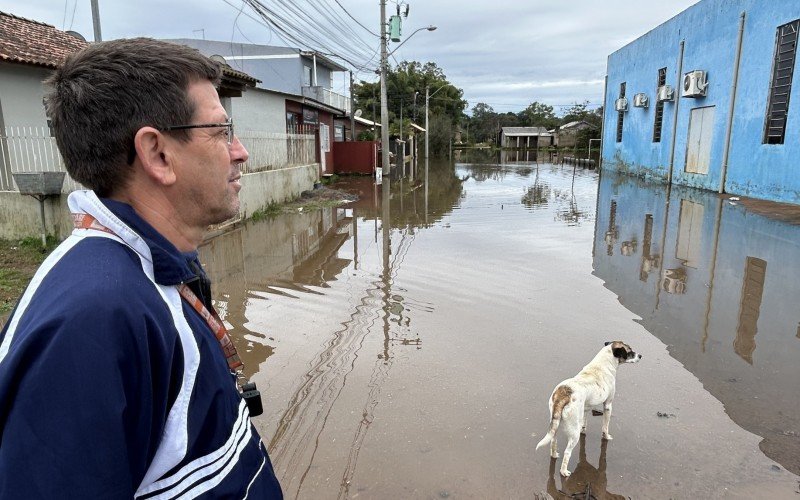 Flávio Joel da Silva Santos, vice-presidente da Associação de Moradores do Loteamento Integração, observa recuo da água na localidade | abc+