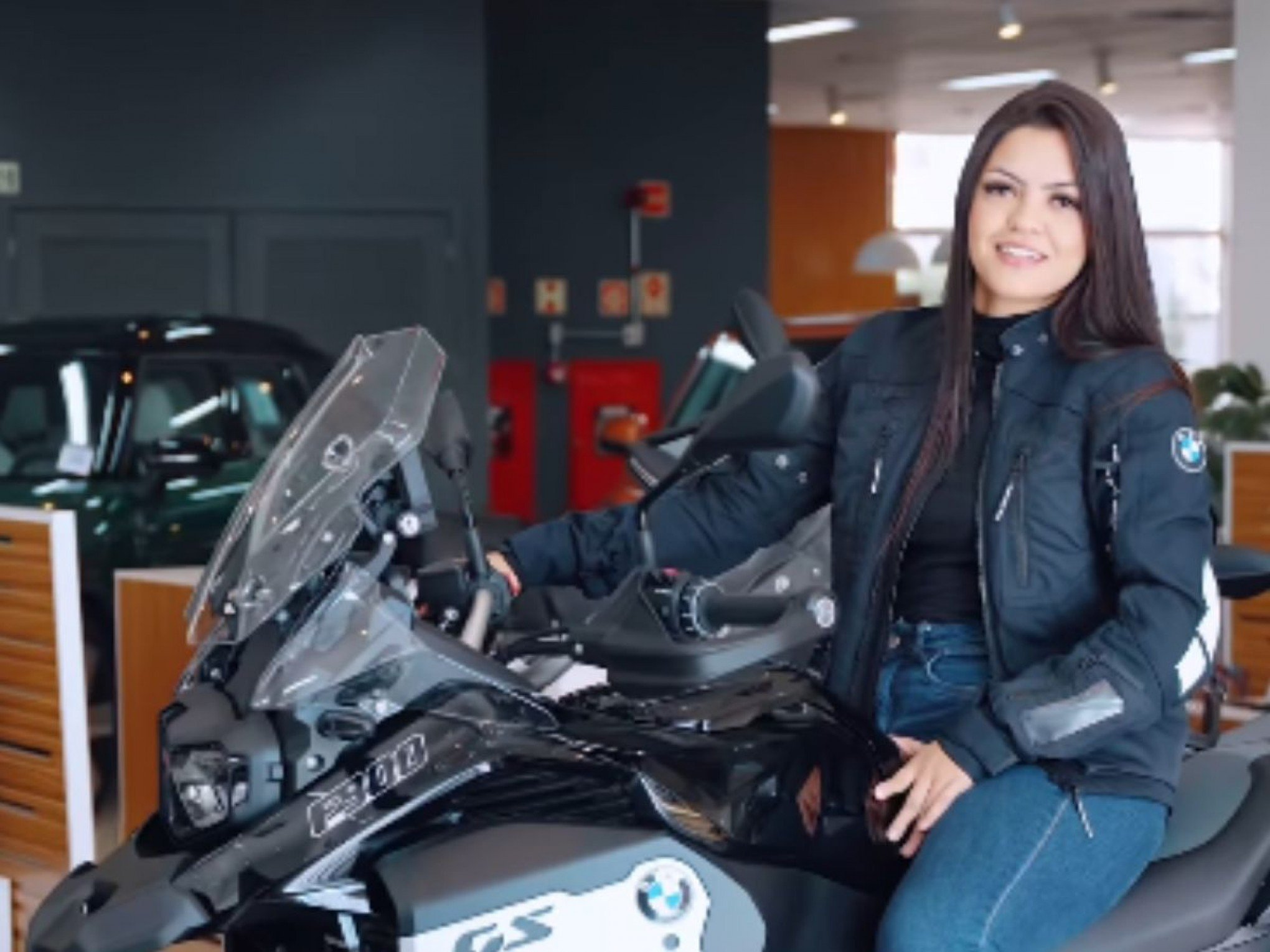 BR-116: Familiares e amigos se despedem de vendedora de motos de luxo que morreu em Novo Hamburgo