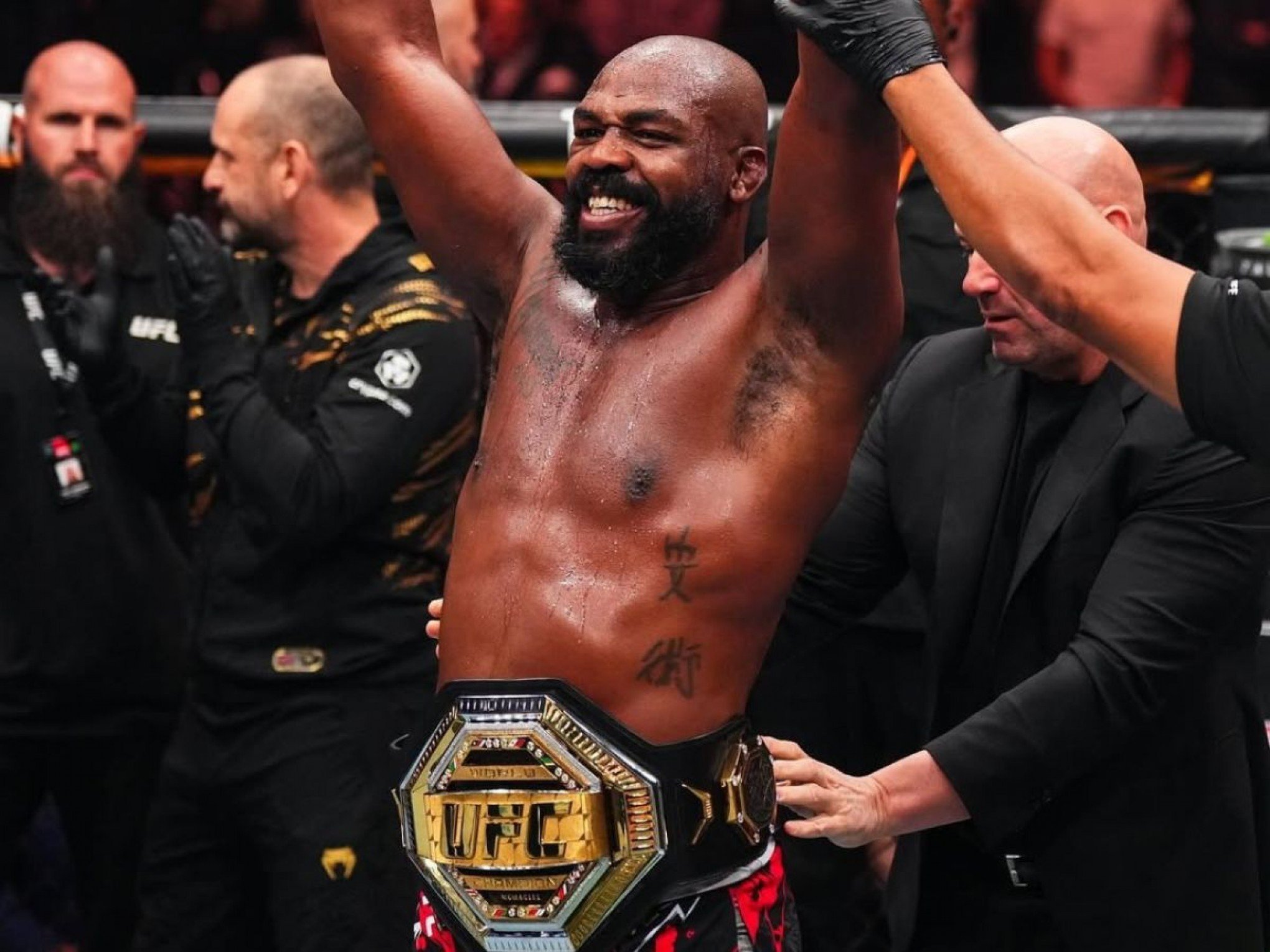 Jon Jones se aposenta do UFC aos 37 anos com 12 defesas de cinturão e muitas polêmicas