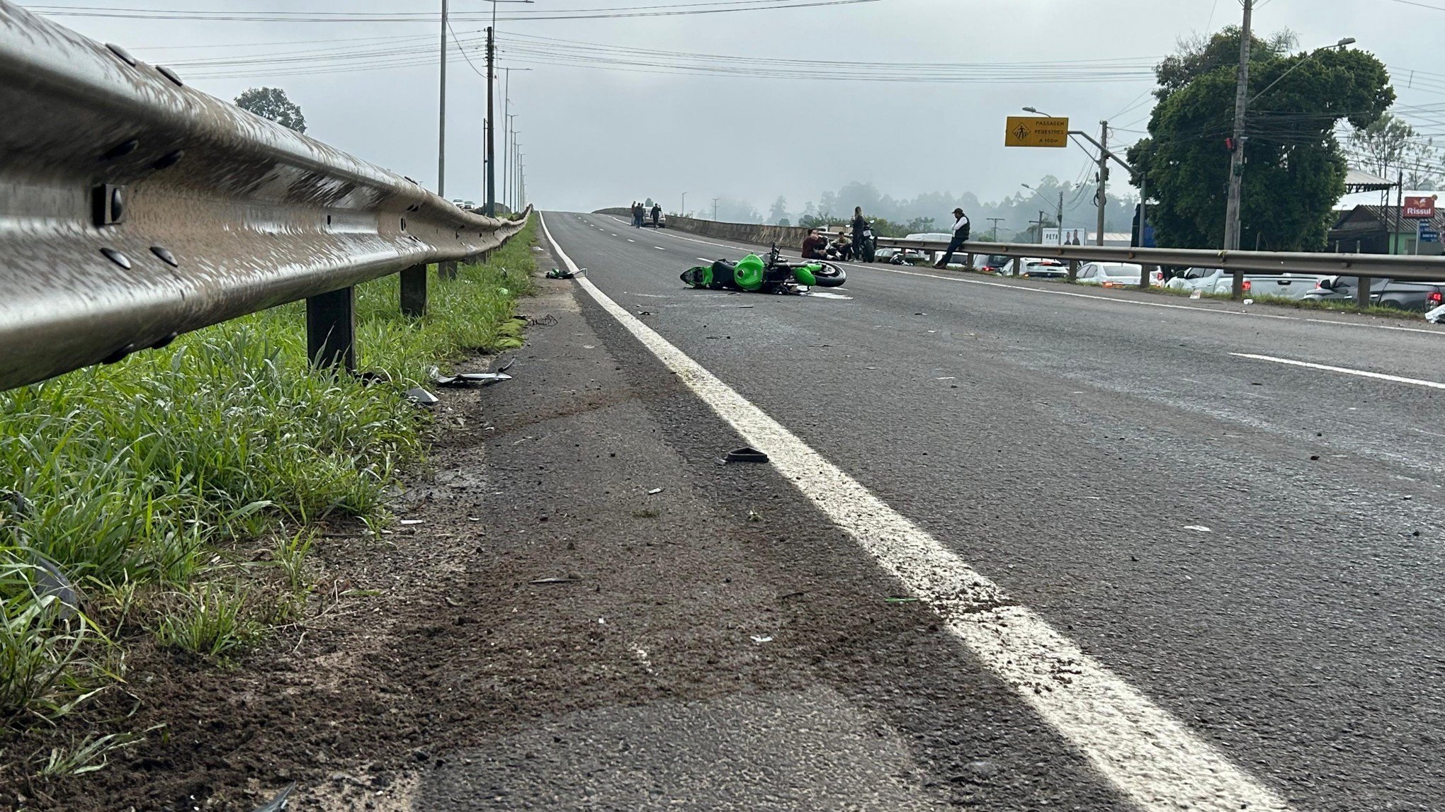 BR-116: Mulher morre após moto colidir na traseira de carro