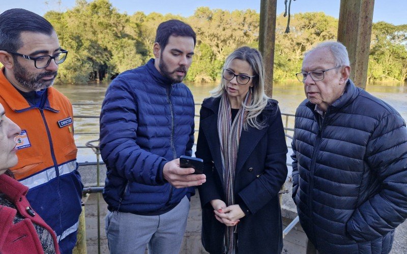 Diretor da Green Metrics, Antônio Andrade, mostra o sistema para Andrea Pascoal e Paulo Kopschina
