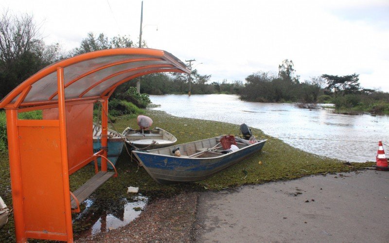 Rio dos Sinos permanece subindo, nesta segunda-feira (23), na Prainha do Paquetá, em Canoas