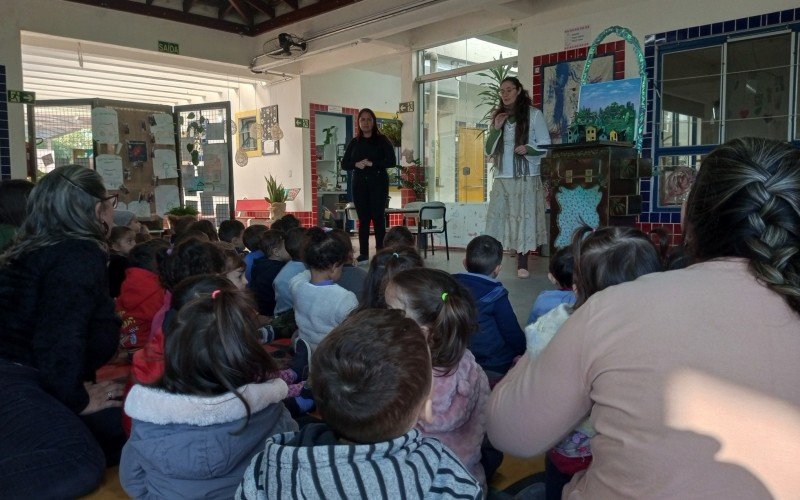 Natália Bischoff em apresentação na Emei Primavera