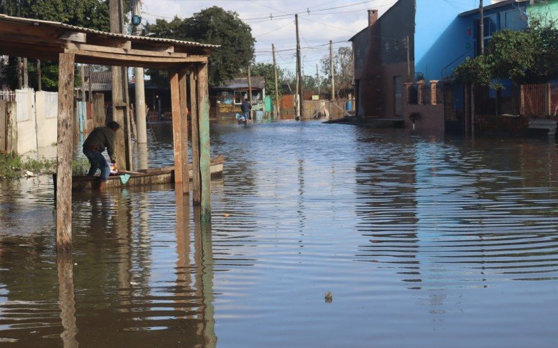 Cena da inundação de ruas no bairro Fortuna em Sapucaia do Sul