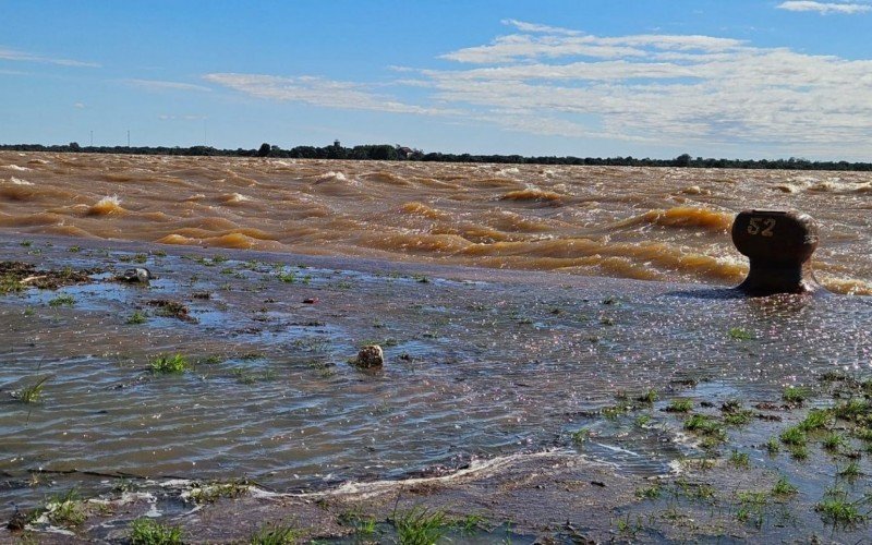 Águas avançaram na calçada do Cais Mauá | abc+