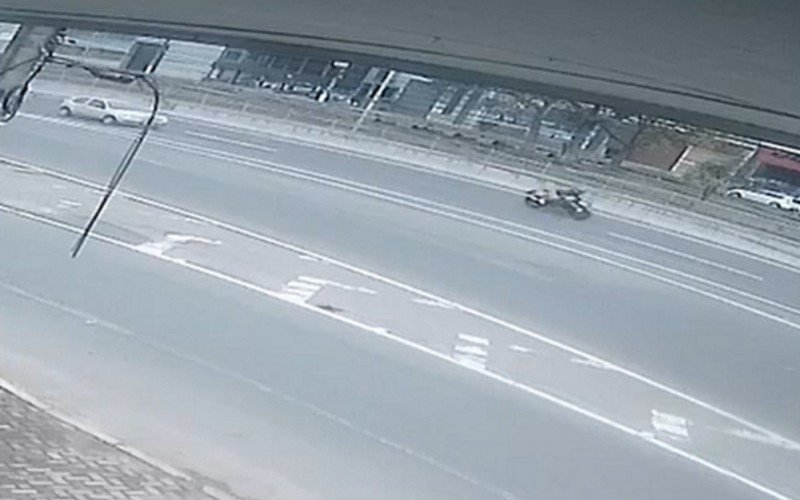Câmera de segurança mostra momento em que carro e moto passam poucos metros antes de acidente que resultou na morte da motociclista Nathalia Tesch, na BR-116, em Novo Hamburgo | abc+