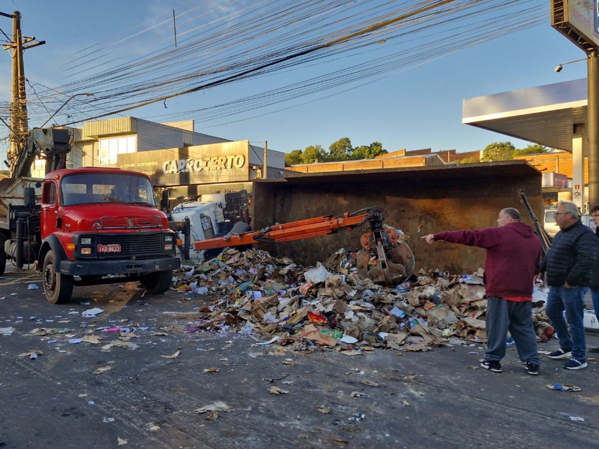 Caminhão carregado de entulhos tomba em avenida de Novo Hamburgo; veja vídeo