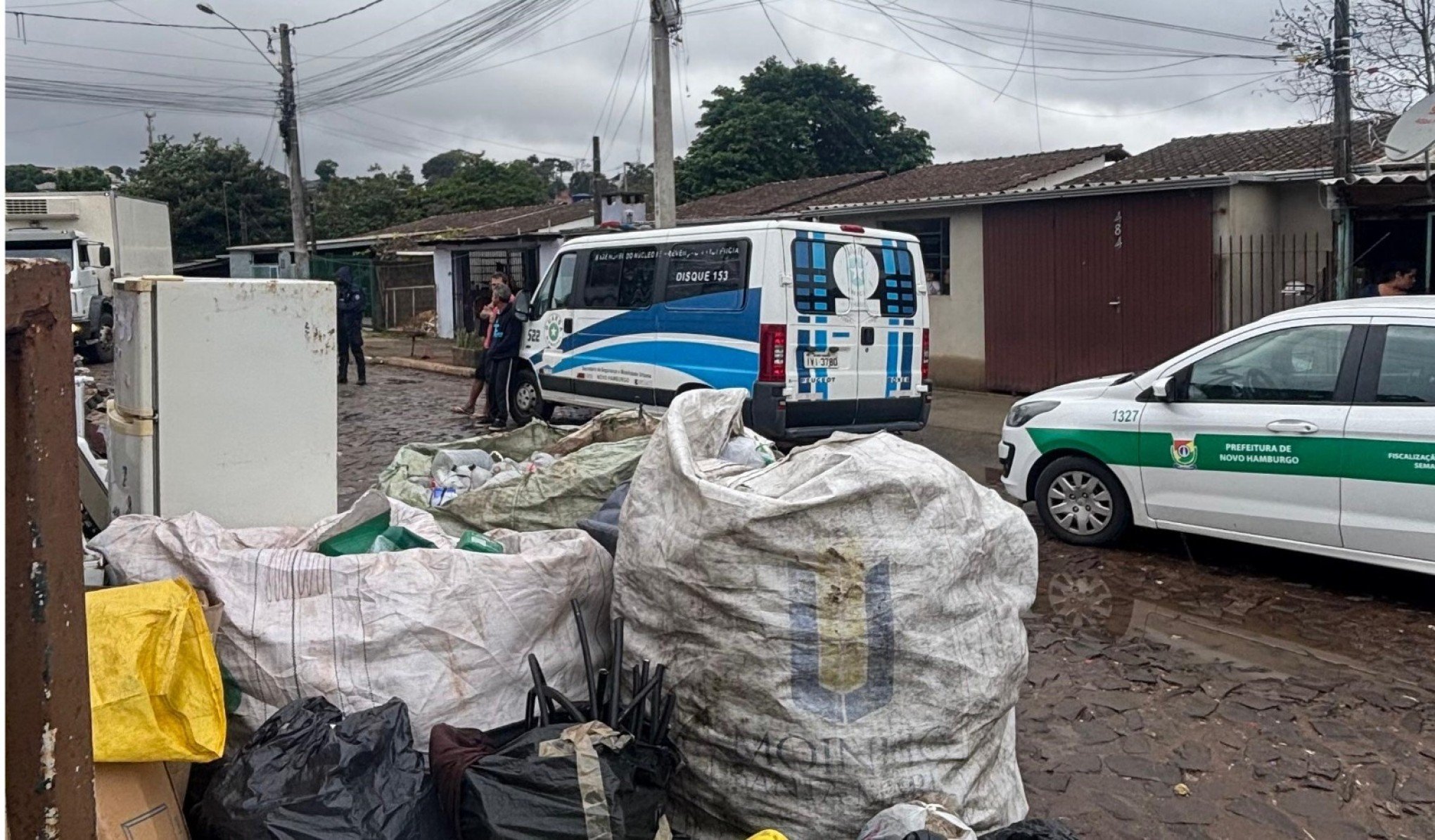 Drogas atrás de geladeira: Fiscalização ambiental termina em prisão por tráfico em Novo Hamburgo