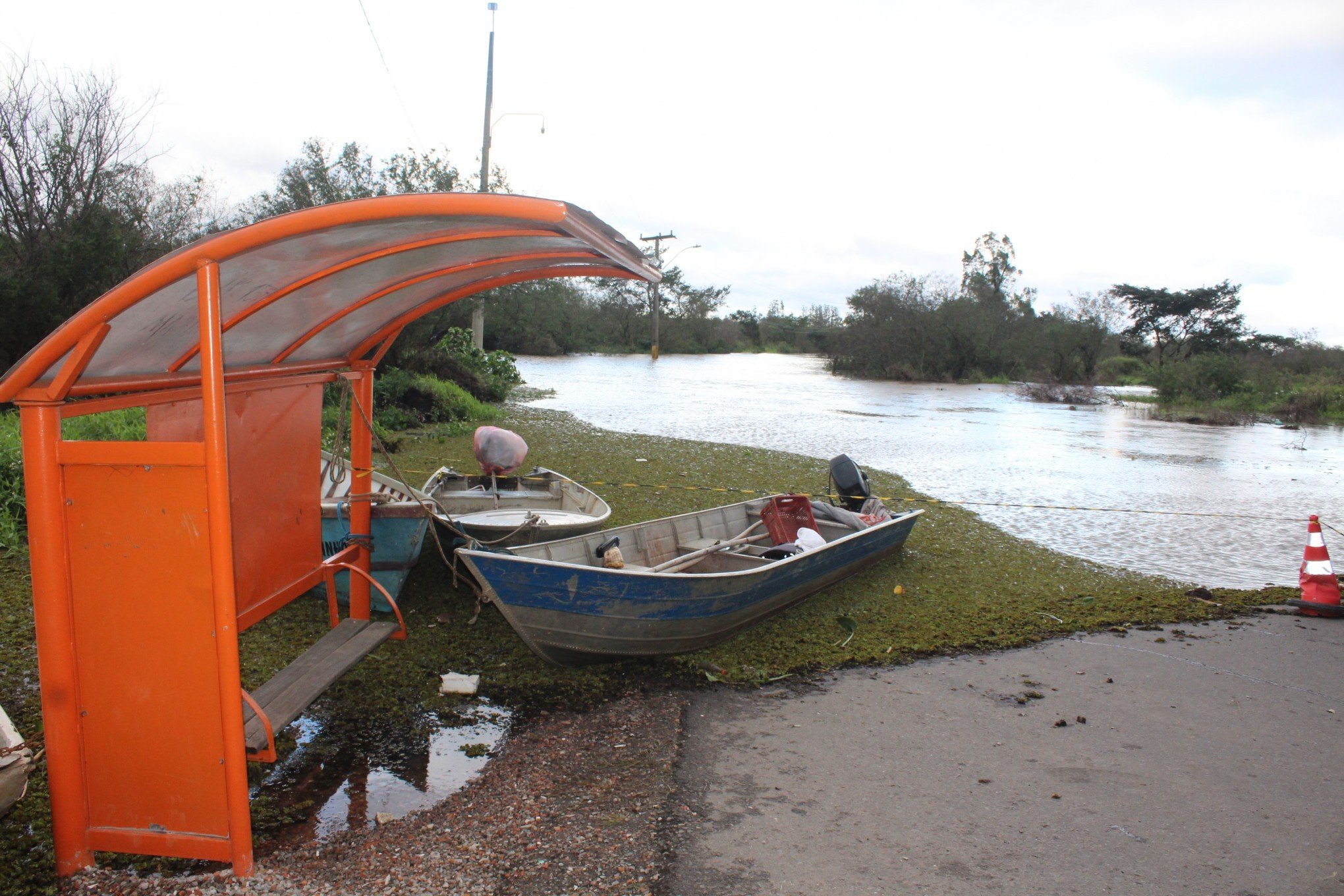 Rio dos Sinos sobe e barcos passam a ser amarrados na parada de ônibus da Praia do Paquetá