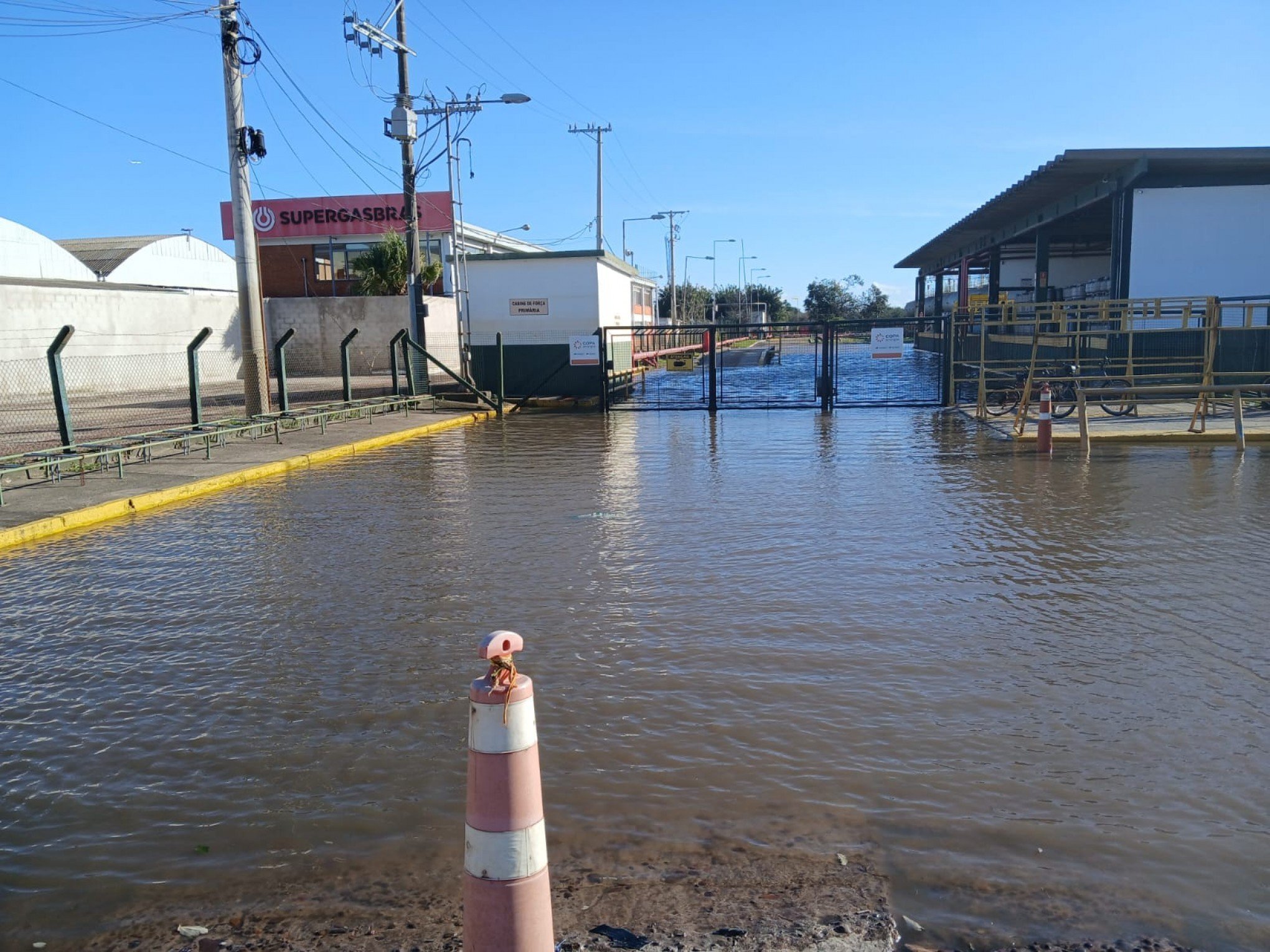 Pátio de distribuidora da Liquigás acaba novamente tomado pela água, em Canoas