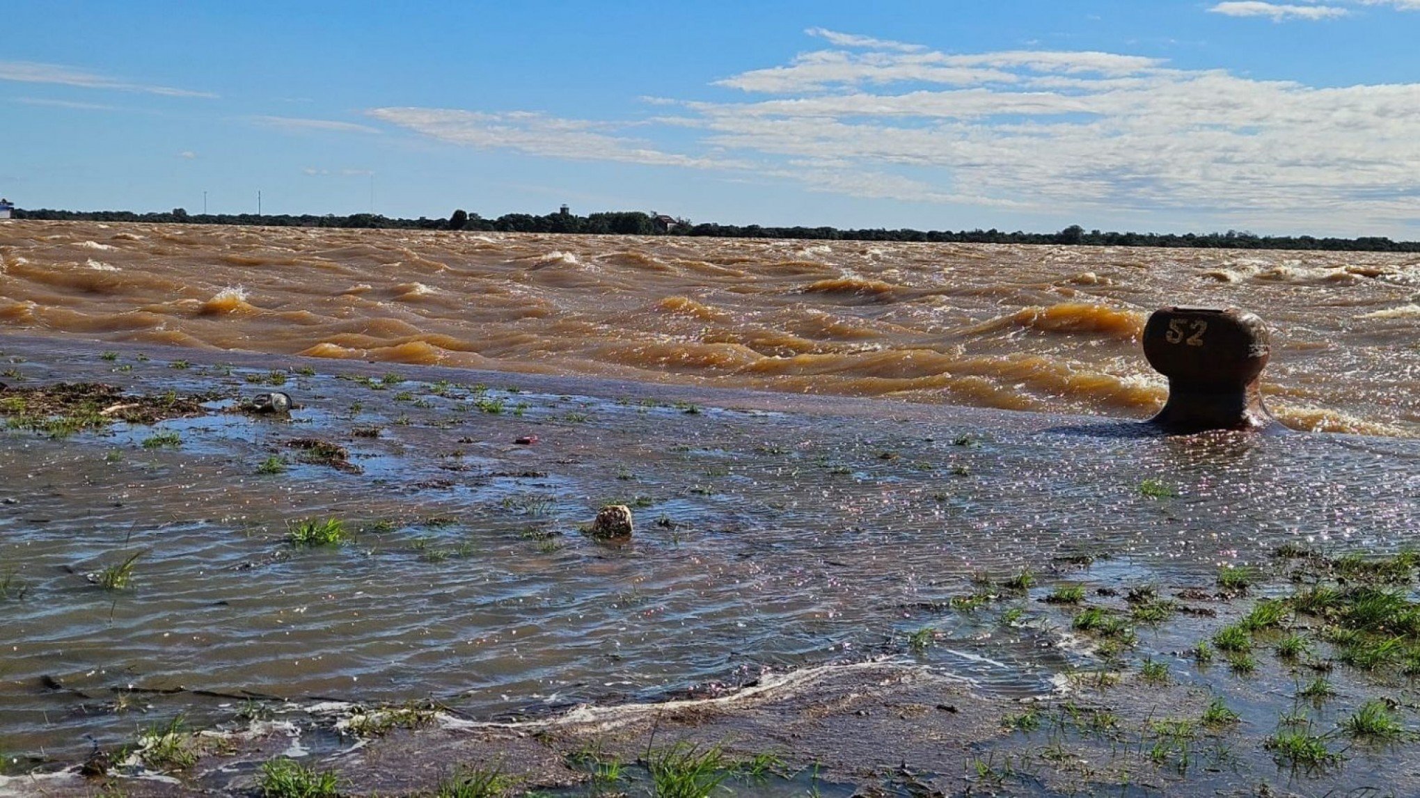 Devido ao forte vento, águas do Guaíba chegam ao piso do Cais Mauá