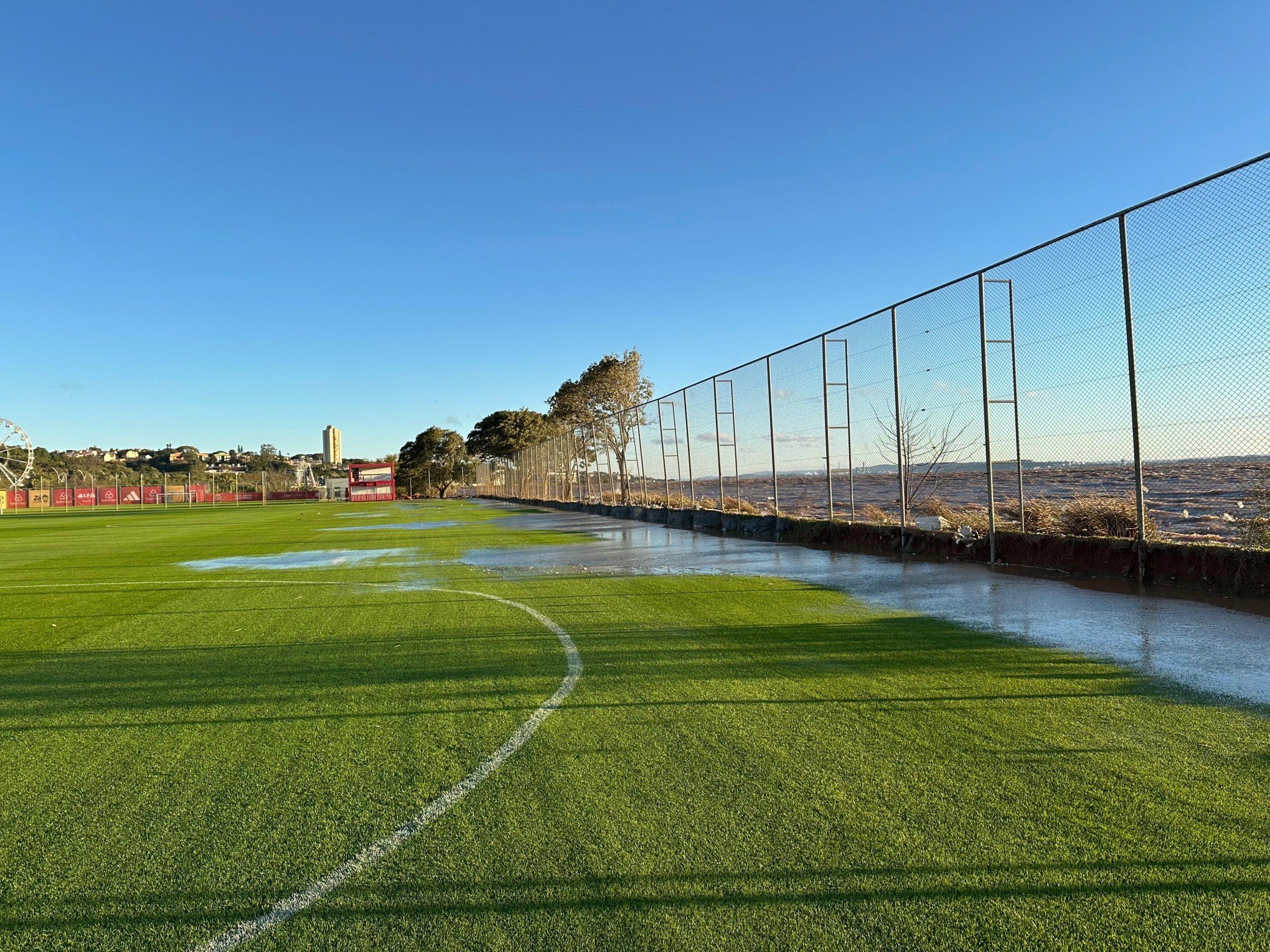 Água do Guaíba invade centro de treinamento do Inter