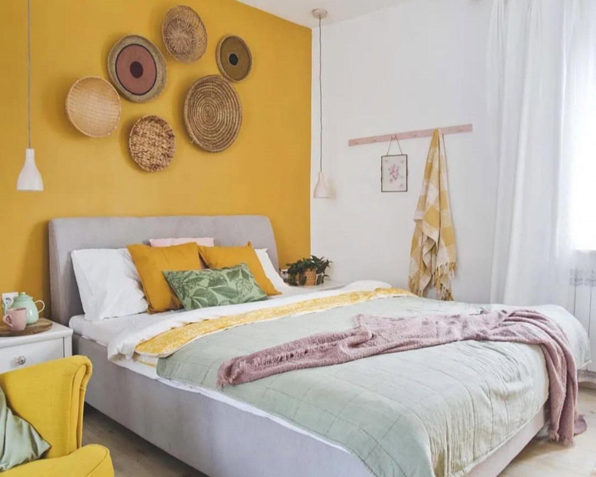 Quarto em branco e amarelo | abc+
