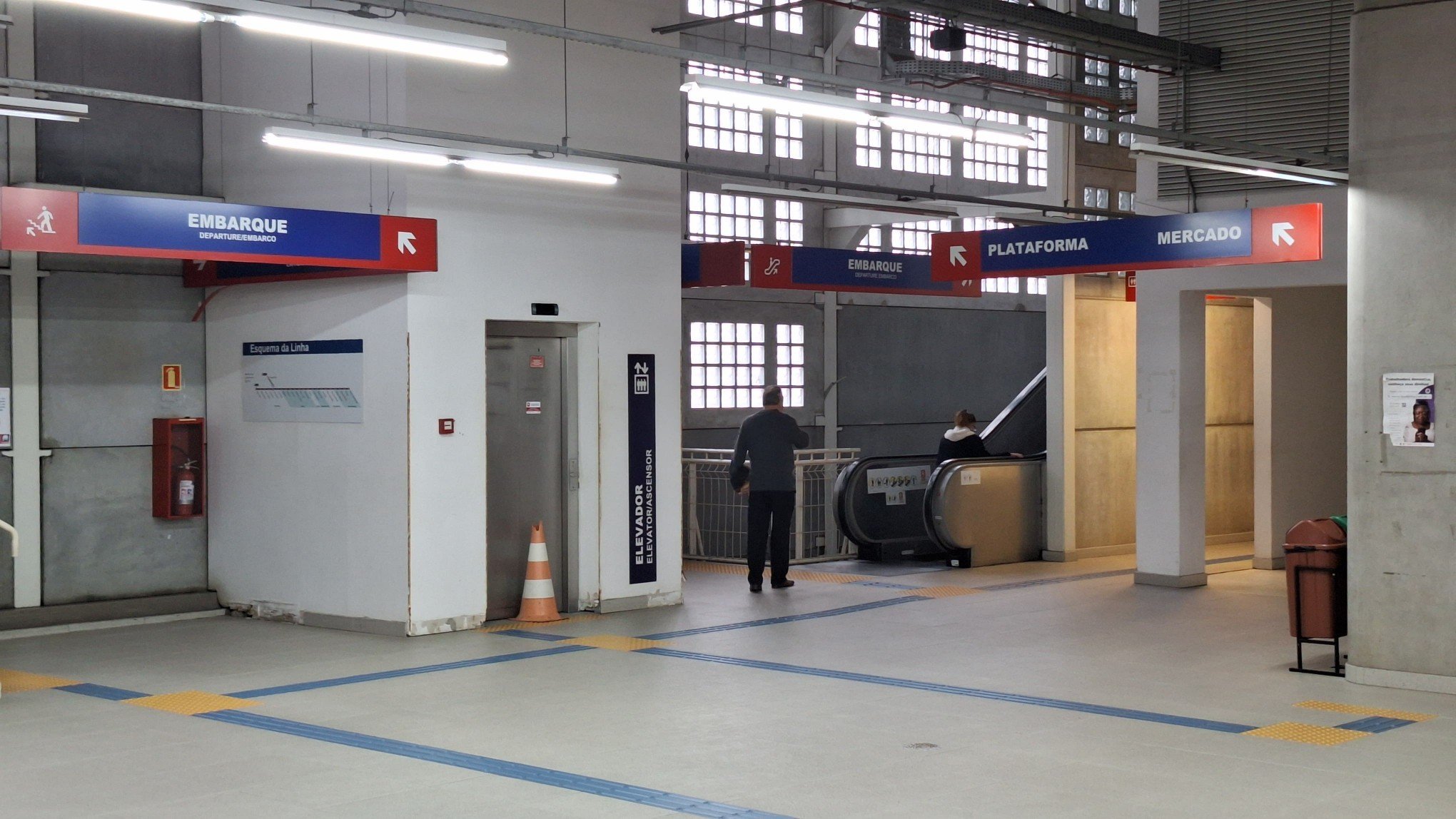 VÍDEO: Escada rolante e elevador de estação da Trensurb apresentam problemas menos de 24 horas após voltarem a funcionar
