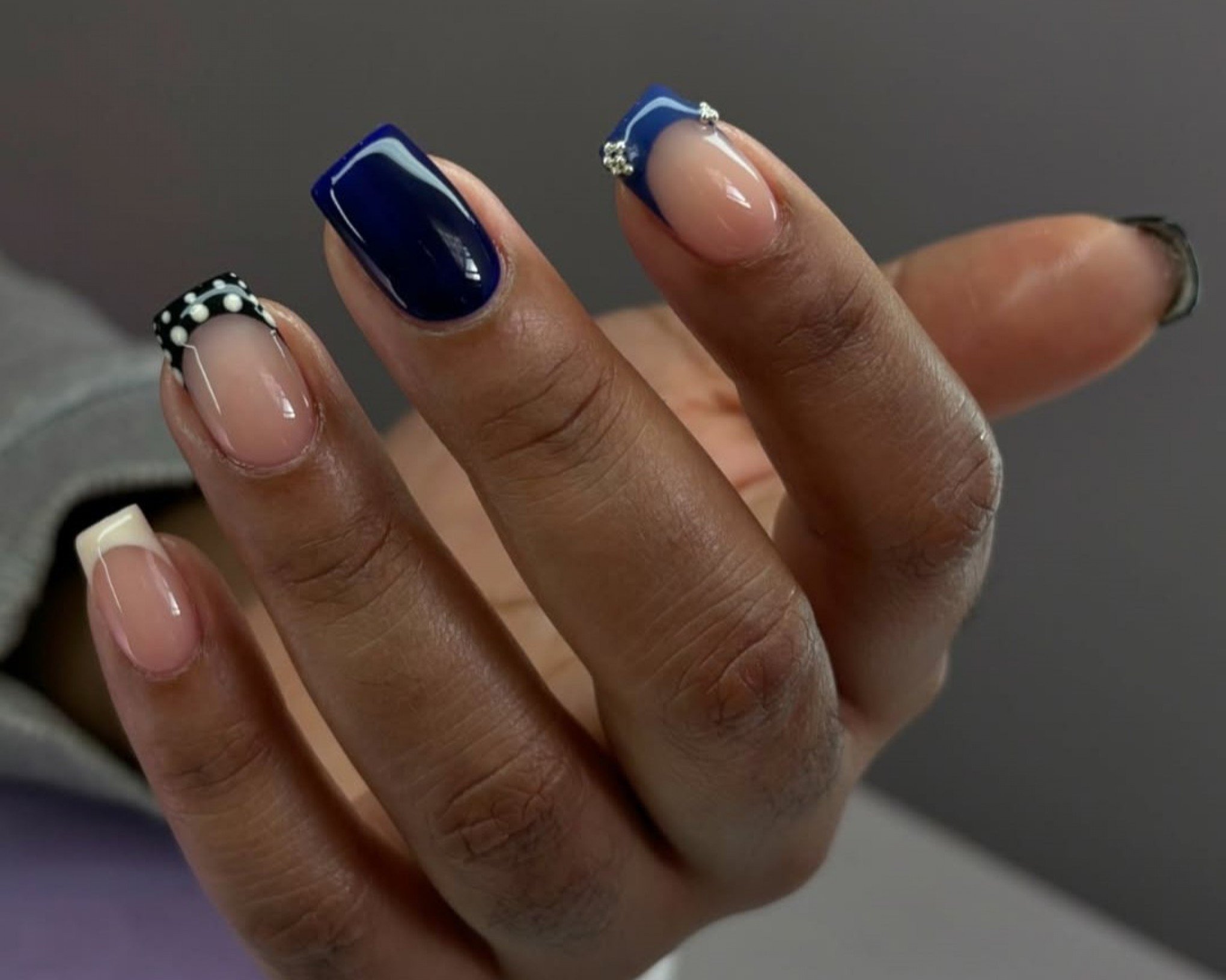 Unhas curtas e escuras: cores de esmalte para arrasar  | abc+
