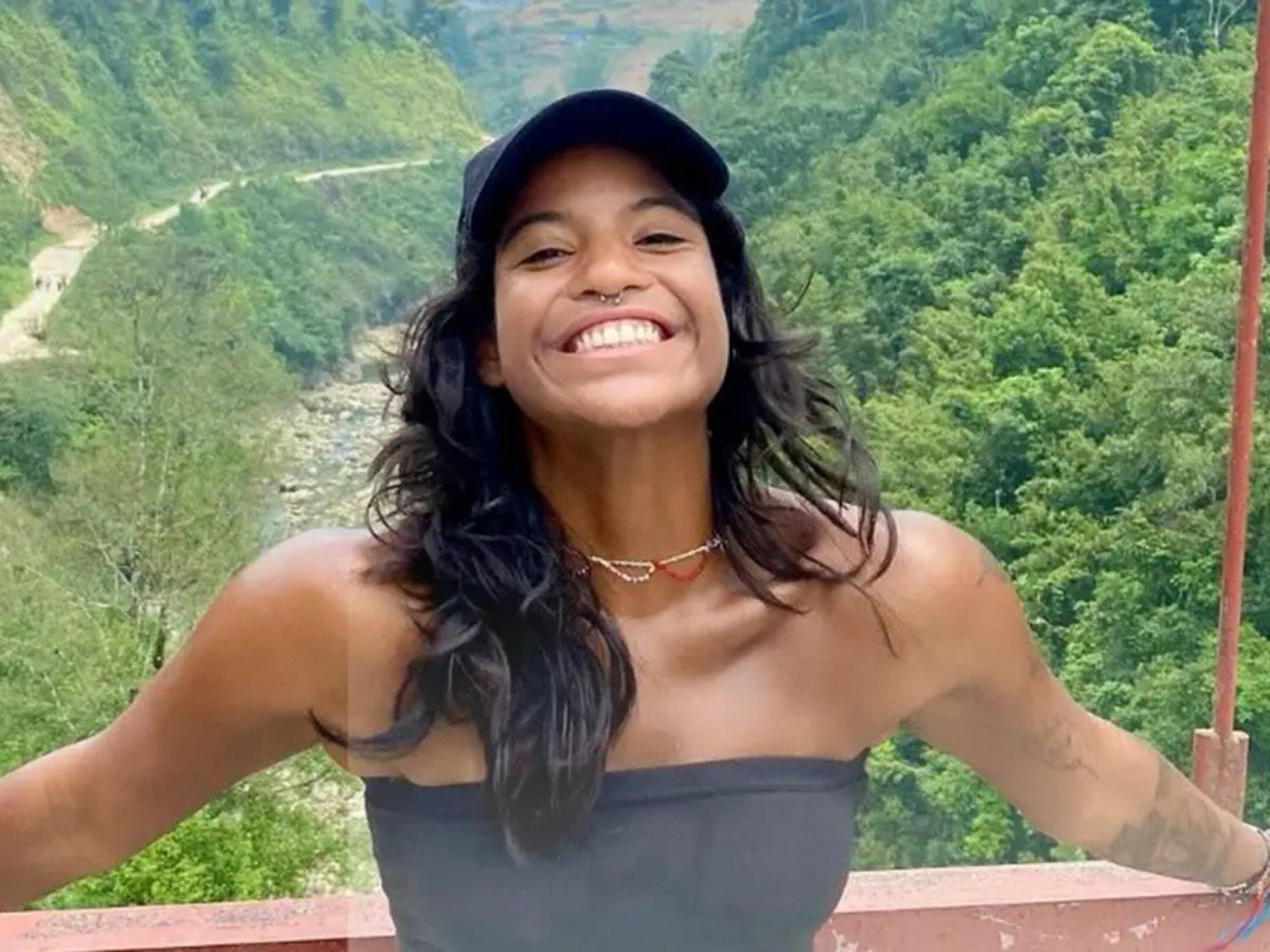 Achada morta brasileira que caiu em vulcão durante trilha na Indonésia; veja o que diz a família da jovem