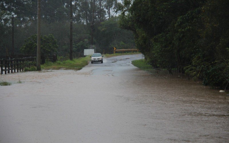 Em Lomba Grande, Novo Hamburgo, a Estrada Affonso Strack foi coberta pela água | abc+