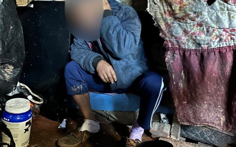Os homens estavam alojados em um galpão com piso de terra, sem janelas, feito com madeira reaproveitada e material de contêineres