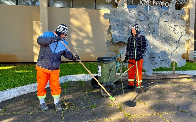 Paulo Ricardo e Humberto enfrentam o frio durante o trabalho de limpeza das ruas de São Leopoldo