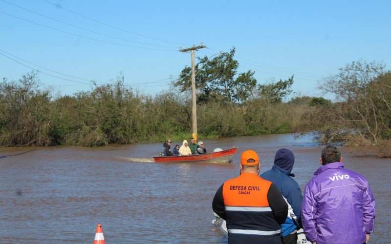 Parte da população no Paquetá permanece dependendo de embarcações para entrar e sair de casa nesta terça-feira (24)