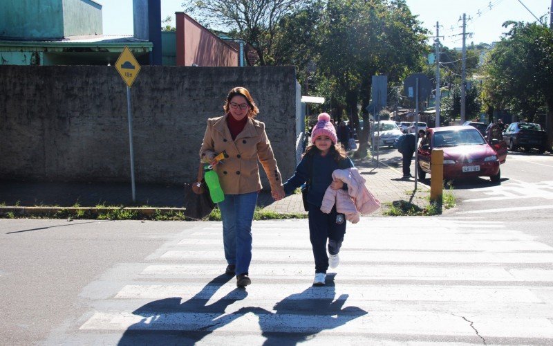 Antônia, de 9 anos, aprendeu com a mãe e professora, Cássia, a importância de atravessar com segurança
