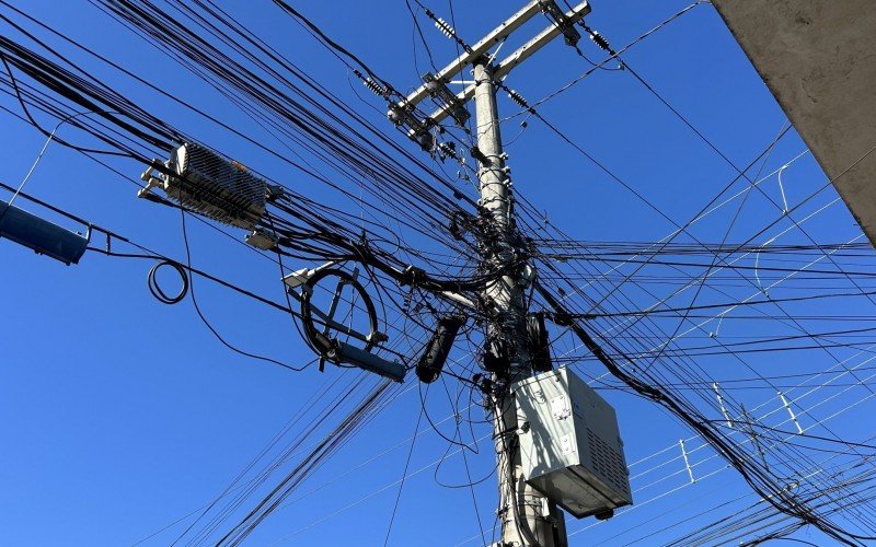 Fios soltos ou caídos, além de causarem poluição visual, também representam risco à segurança de pedestres e motoristas | abc+