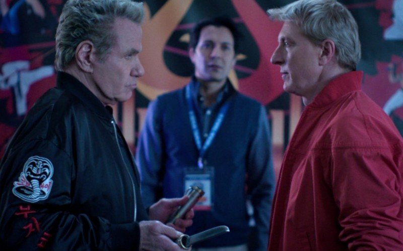 John Kreese (Martin Kove) e William Zabka (Johnny Lawrence) em Cobra Kai | abc+