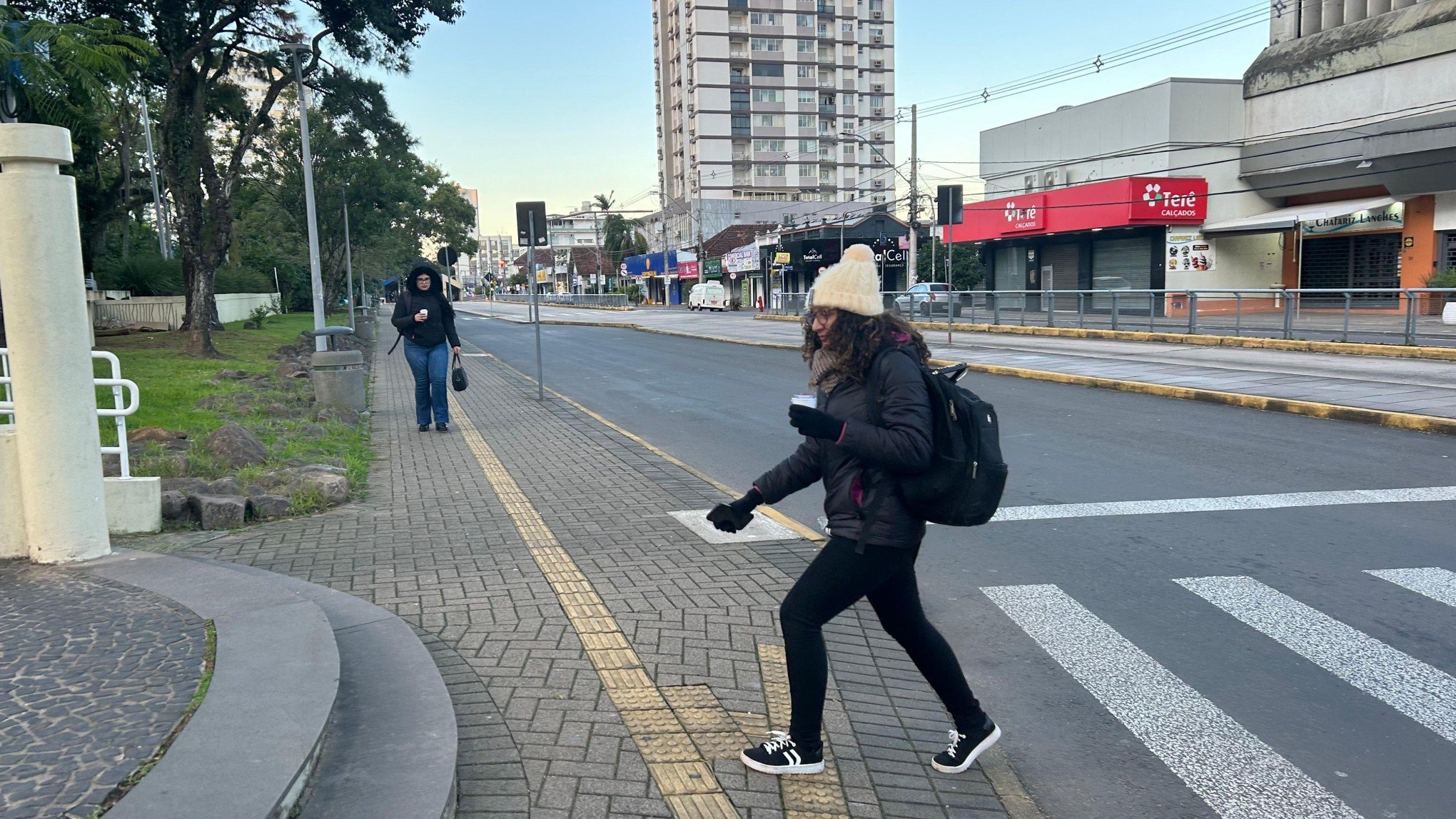 "Estes termômetros estão nos enganando", brinca moradora ao enfrentar manhã gelada em Novo Hamburgo