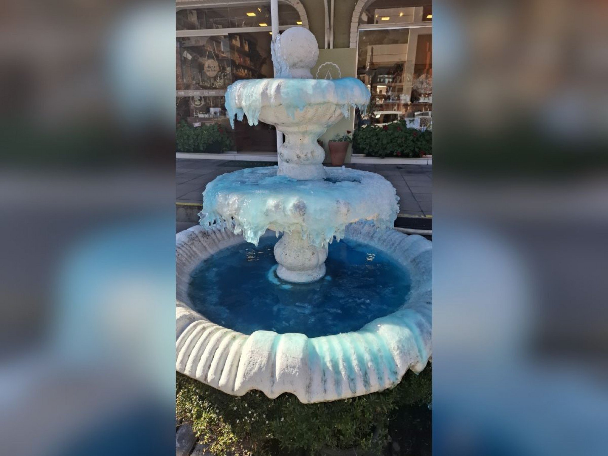ONDA DE FRIO: Temperatura abaixo de zero congela Fonte de Perfume em Gramado