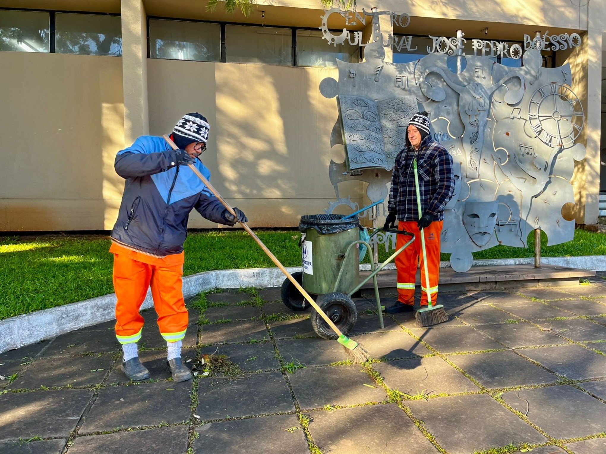 "Três calças e cinco blusas": as estratégias de quem precisa enfrentar o frio
