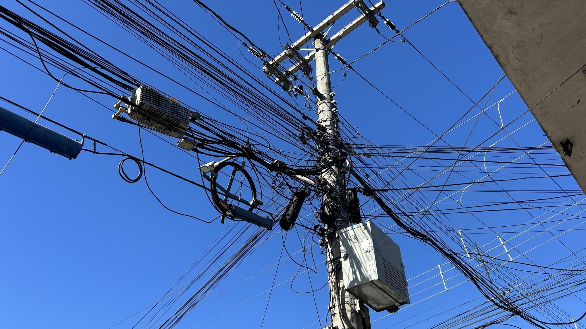 FIOS MORTOS: Aprovada lei que permite multa à concessionária de energia por fios soltos e em desuso em cidade do Vale do Sinos